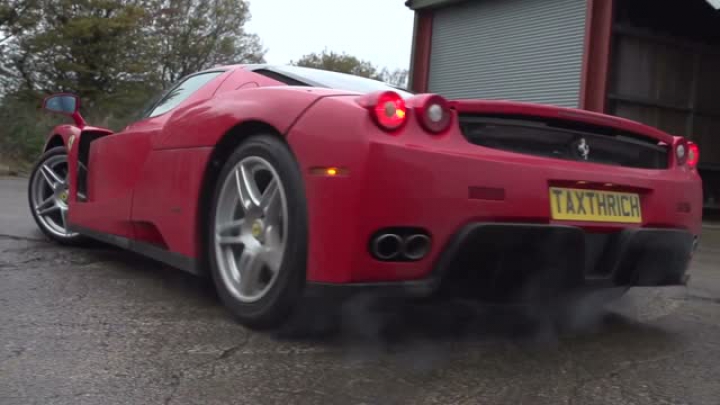 Ferrari Enzo gumiégetés és lassított csúszkálás