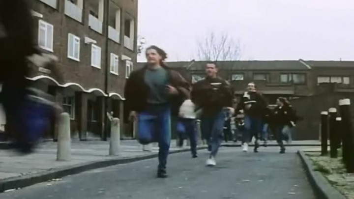 Személyazonosság - Hajlakkal a focihuligánok ellen
