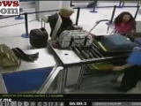 Két nő félmeztelenül a repülőtéren