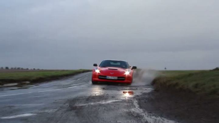 De milyen az új Corvette a nedves brit utakon?