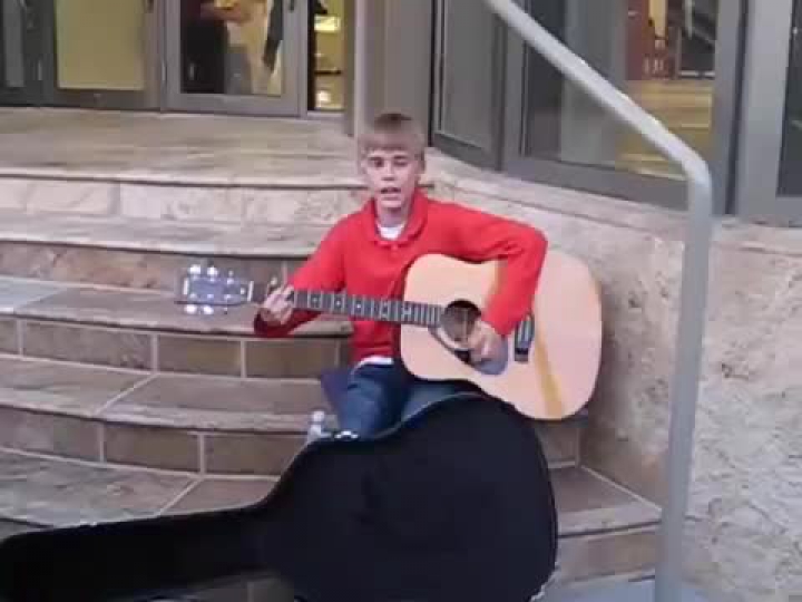 Justin Bieber régen utcazenélt is