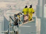 Őrült bázisugrás a Burj Khalifa legtetejéről