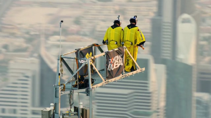 Őrült bázisugrás a Burj Khalifa legtetejéről