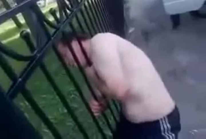 Részeg orosz szorul a kerítés rácsai közé