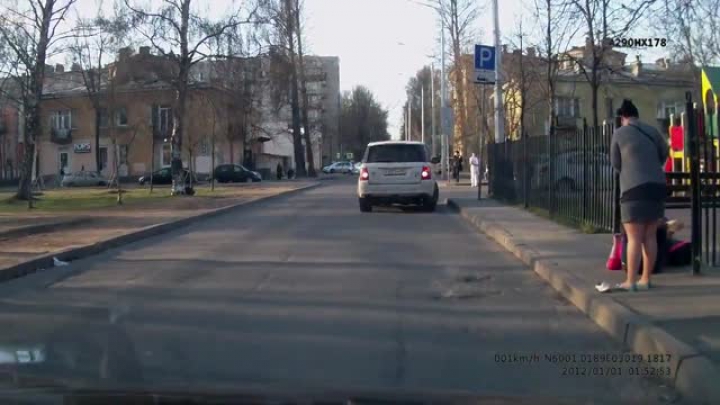 Asszonypilóta: járdára fel!