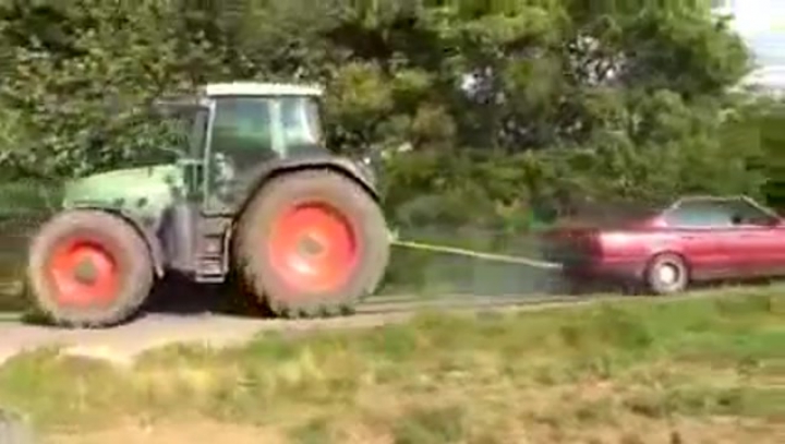 ERŐPRÓBA: traktor vs BMW1 - autógyilkosok előnyben!!