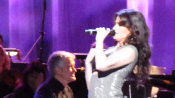 Idina Menzel melle kicsúszott a ruhájából