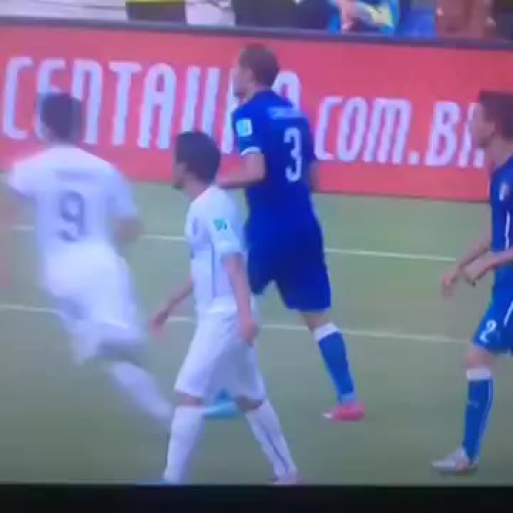 Suarez bites Chiellini