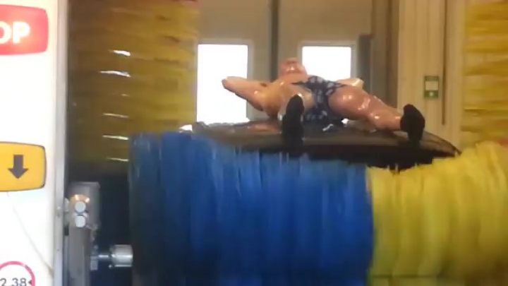 Őrült svéd az autómosóban