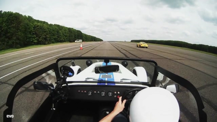 Caterham 7 Roadsport 140 vs Porsche Cayman S