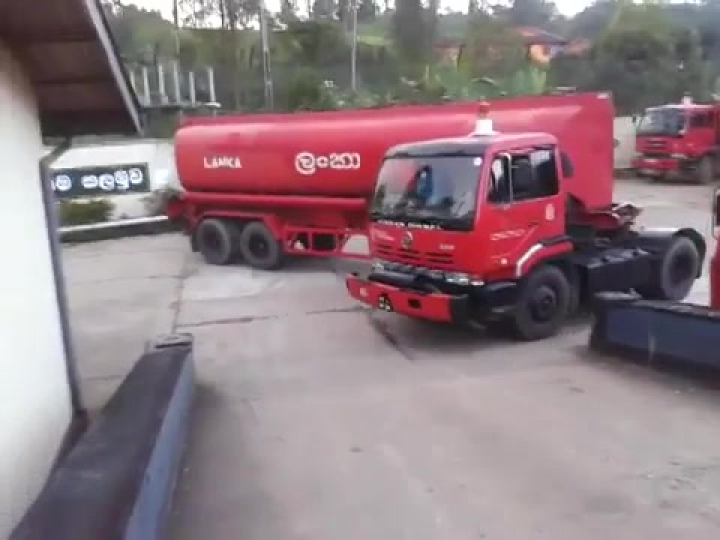 Éles kanyarodás a tartálykocsival