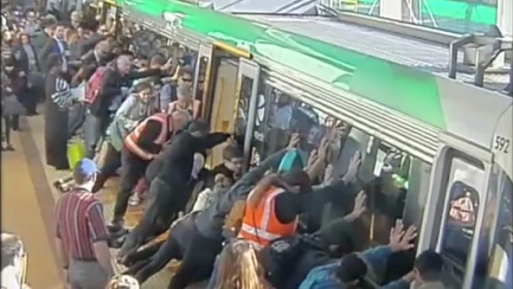 Utasok erejével szabadult ki a metrókocsi fogságából