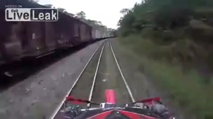 A síneken motorozni hülyeség