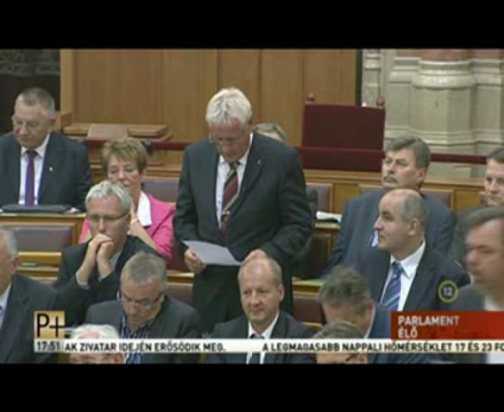 Firtl Mátyás (KDNP) megszívatja Lázár Jánost a parlamentben
