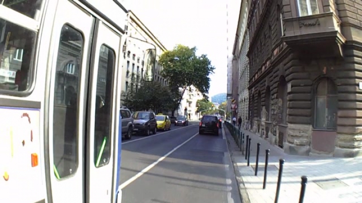 Biciklist előzött a busz