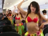 Bikinis stewardessek kísérnek Szingapúrba