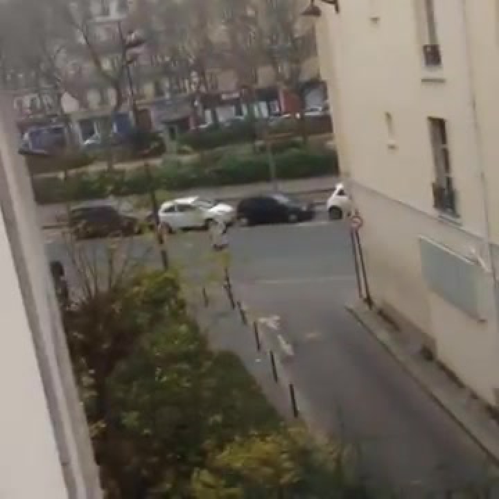 Lövések a szatirikus lap a Charlie Hebdo épületénél