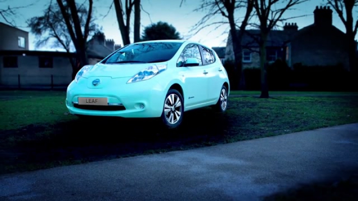 Nissan Leaf világító fényezés