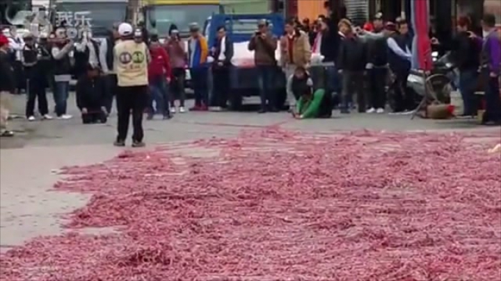 Szőnyegnyi petárda robban egy kínai faluban