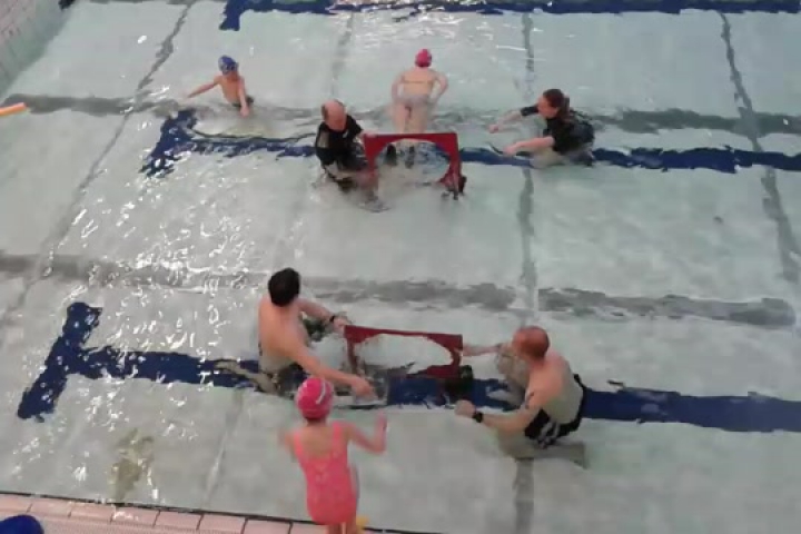 A csajok úsznak 2.