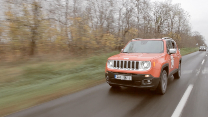 Jeep Renegade a sárban