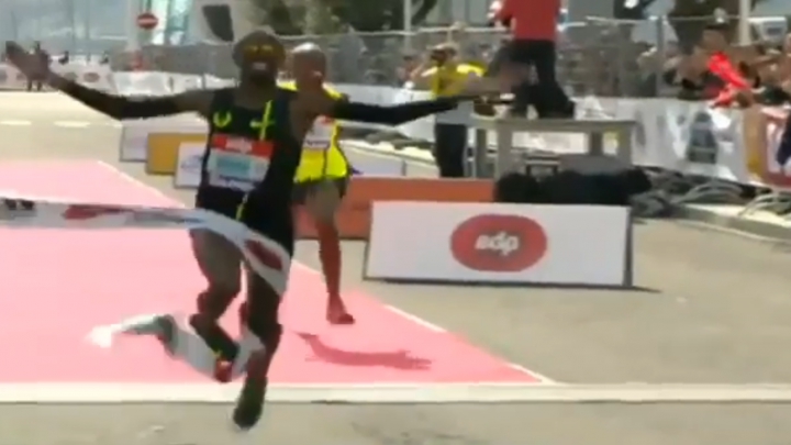 Mo Farah futót elgáncsolta a célszalag