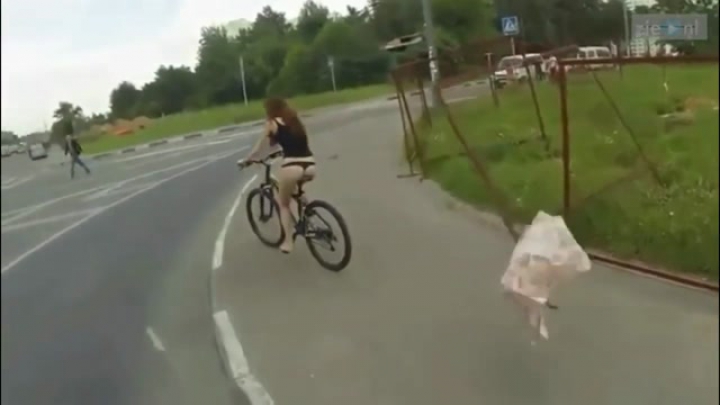 Bátor nő kisszoknyában biciklizik