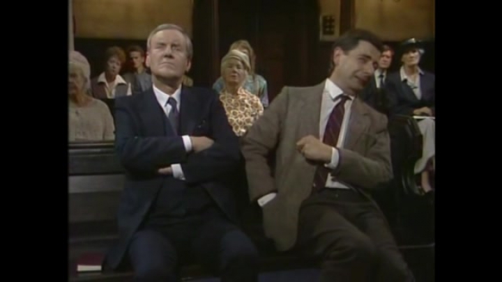 Mr. Bean templomba megy