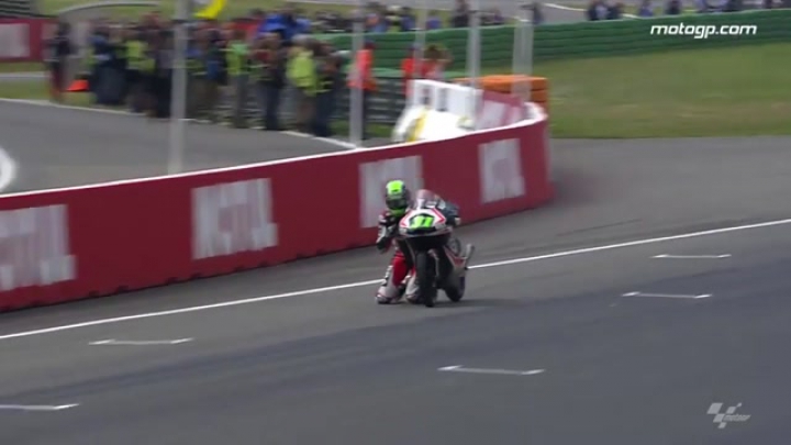 Niklas Ajo térden csúszó befutója