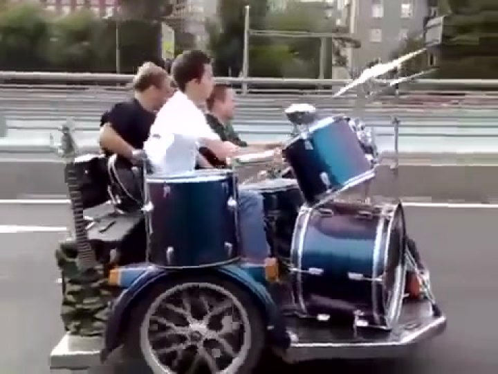 Száguldó motoros utcazenészek