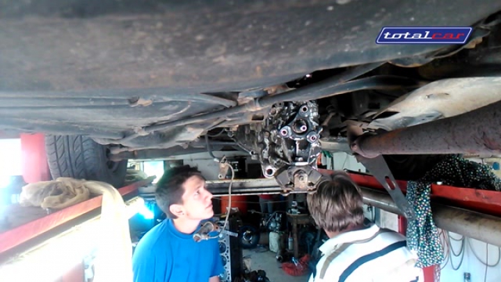 Ötös váltó megy be a W115-ös Mercedesbe