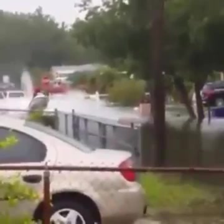 Jetskizés egy elárasztott floridai utcán