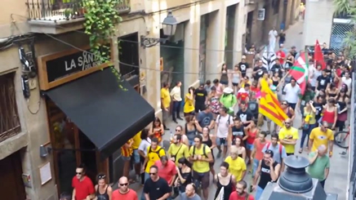Turistaellenes utcai demonstráció Barcelonában