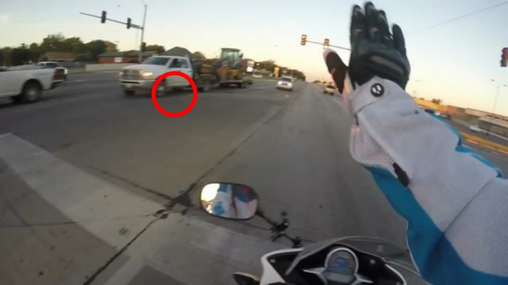Kismacskát mentett a motorosnő