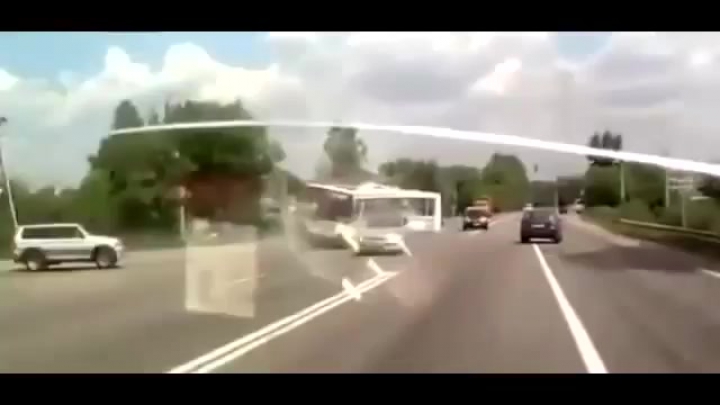 Videón a brutális franciaországi buszbaleset
