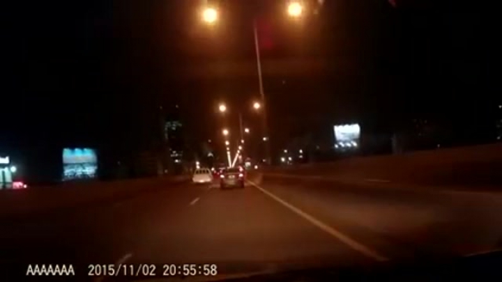 Zöld fénycsóva Bankok felett