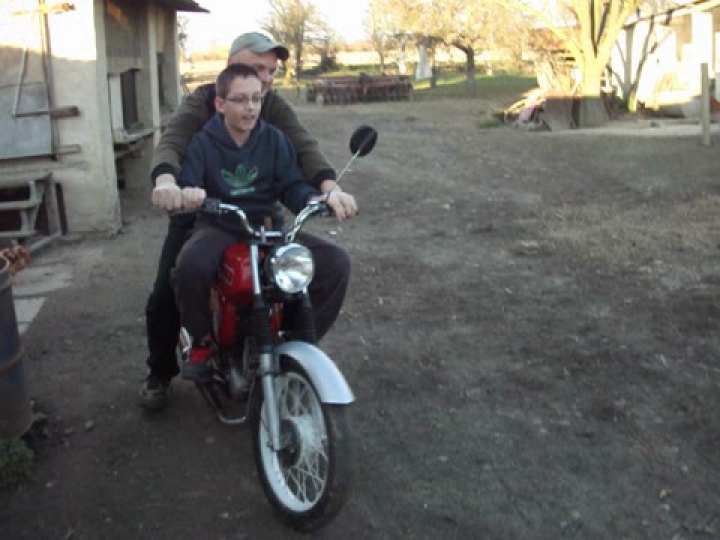 Simsonozás az udvaron. 2