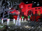 Zenés karácsonyi fényjáték egy családi háznál...