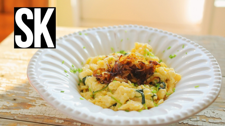 Käsespätzle, azaz az osztrákok sajtos nokedlije pirított hagymával
