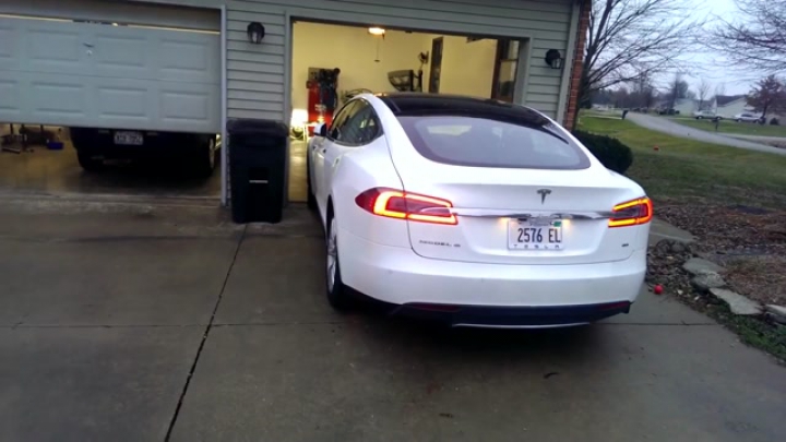 Magátol parkol a Tesla
