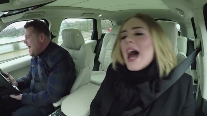 Adele a saját számait énekli a kocsiban