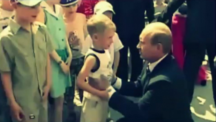 Putyin puszit ad egy vadidegen kisgyerek hasára