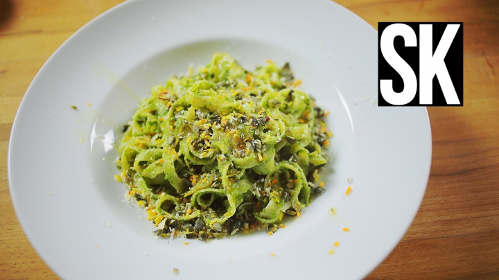 Zöld tagliatelle citrusos gremolatával