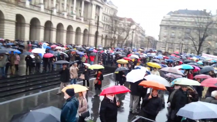 Így gyülekeznek a tüntetők a Kossuth téren a pedagógustüntetés előtt