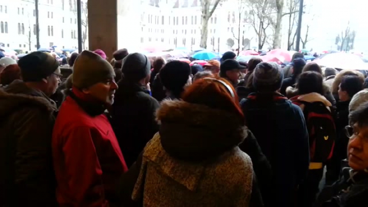 Nagy a tömeg a metróállomáson a Kossuth téren