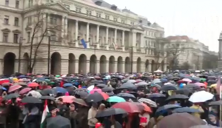 Ekkora a tömeg a Kossuth téren