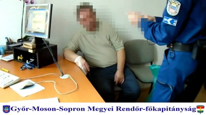 Megkéselte barátnőjét