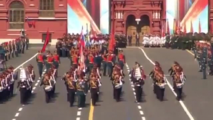 Katonái miniszoknyás Vlagyimir Putyin