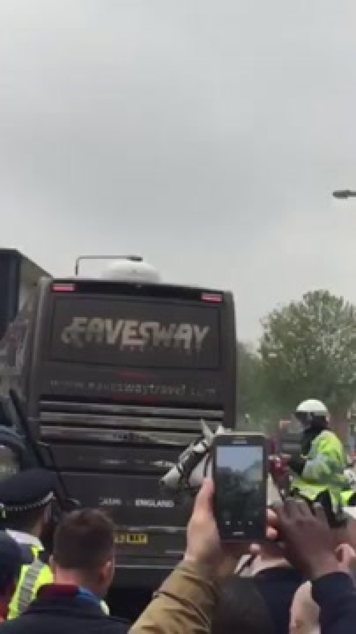 Megtámadták a MU-buszt