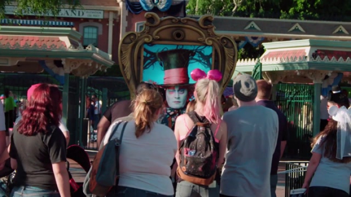Moziplakátot nézegető embereket viccelt meg Johnny Depp